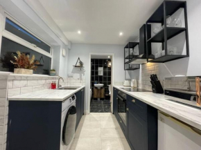 Entire Modern House Close to 2 Stadiums & Town Centre